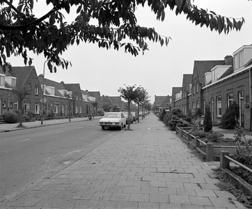 855927 Gezicht in de De Lessepsstraat te Utrecht, ter hoogte van de woning De Lessepstraat 5 (rechts) richting Galvanistraat.